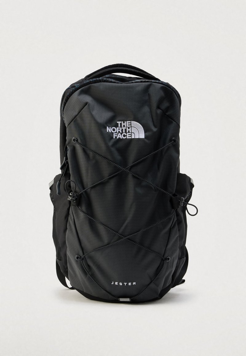 Czarny plecak wykonany z wytrzymałej tkaniny, z wzorem w kształcie diamentu, regulowanymi paskami, logo na przodzie oraz zewnętrzną elastyczną linką.