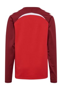Maillot de sport à manches longues avec corps rouge, manches rouge foncé et accent blanc près du haut du dos et des épaules, présenté de dos.