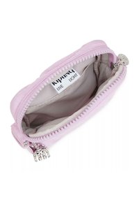 Pochette rosa con zip, dal rivestimento morbido e superficie tessurizzata. Interno foderato in tessuto leggero, presenta un'etichetta con la scritta "Kipling Live Light."