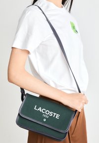 Lacoste FLAP CROSSOVER BAG - Rankinė per petį - dark green