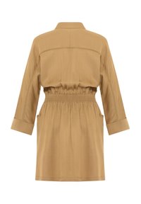 Vestido de camisa color caqui con cuello, mangas tres cuartos, cintura elástica, dos bolsillos laterales y una tela suave y ligera.
