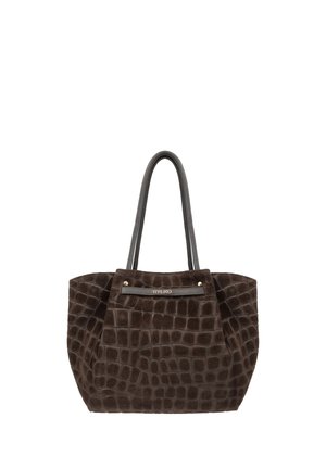 Donkerbruine totebag met een getextureerd geruit patroon en twee dunne leren handvatten, voorzien van een klein metalen logoplaatje aan de voorzijde.