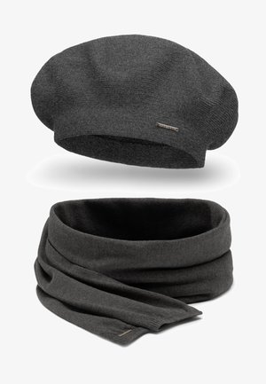 Grå strikket beret med ribbet tekstur og lille logoaccent. Accepteret af et matchende gråt tørklæde i et glat, bredt design.
