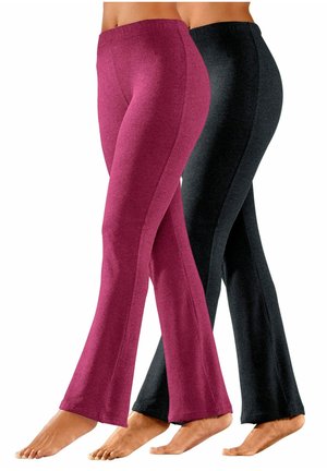 Zwei Paar ausgestellte Leggings in Dunkellila und Schwarz, aus weichem Stoff mit glatter Textur und elastischem Bund, nebeneinander präsentiert.