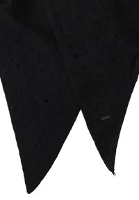 Bufanda negra de punto con un patrón texturizado y pequeños puntos en relieve, presentando un diseño con puntas y una sutil etiqueta de marca en el borde.
