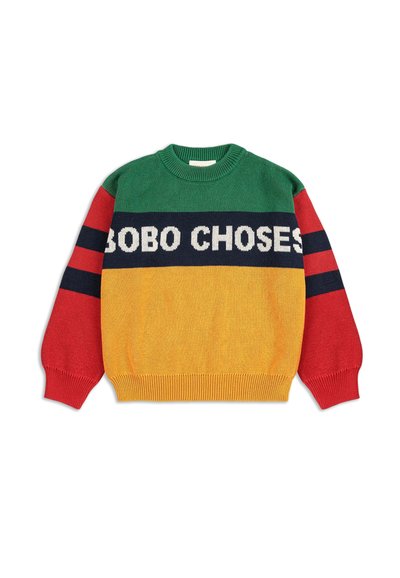 Sweter dzianinowy w wielu kolorach, z zielonymi, czerwonymi, granatowymi i żółtymi sekcjami. Wyraźny napis "BOBO CHOSES" wyeksponowany na klatce piersiowej.