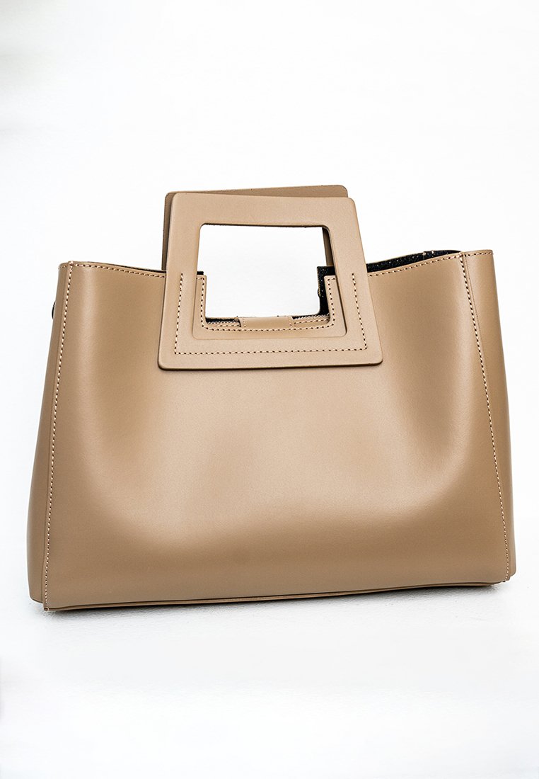 Borsa tote in pelle color tan con una forma strutturata, dotata di manico quadrato e cuciture a contrasto. Texture liscia e design minimalista.
