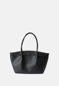 Bolso tote negro hecho de cuero texturizado, con dos asas, forma rectangular y un pequeño acento dorado en la parte frontal. Sin detalles adicionales.
