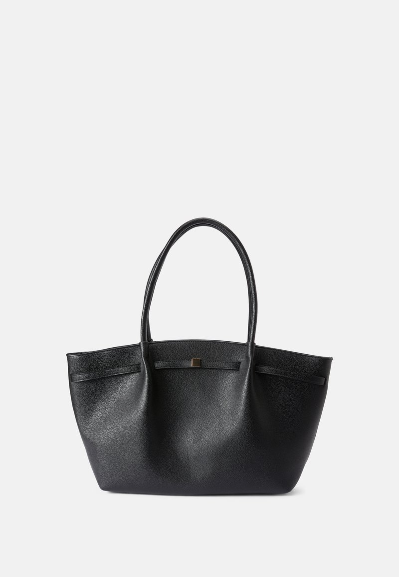Bolso tote negro hecho de cuero texturizado, con dos asas, forma rectangular y un pequeño acento dorado en la parte frontal. Sin detalles adicionales.