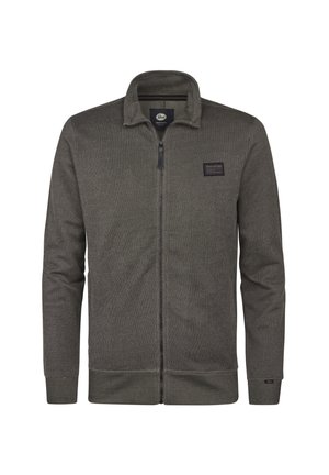 Grijze zip-up jas met een rechte kraag, ribbels aan de manchetten en onderkant. Kenmerkt zich door een stoffen logo patch op de borst en een gestructureerde brei.