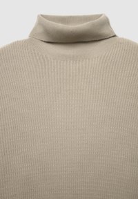 Beige Rollkragenpullover mit einem strukturierten, gerippten Muster. Verfügt über einen umgeschlagenen Kragen und besteht aus einem weichen, gestrickten Stoff.