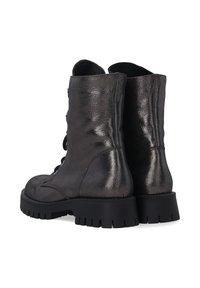 Bottes de combat à lacets en cuir gris métallisé avec une finition texturée, dotées d'une semelle en caoutchouc noire épaisse et d'un design épuré.