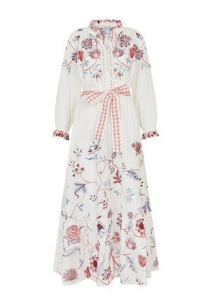 Robe longue blanche à manches longues avec broderies florales rouges et bleues, poignets à volants, encolure en V et ceinture nouée à motifs.