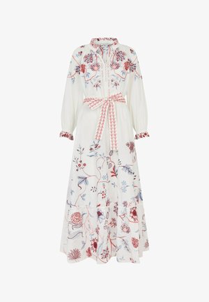 Robe longue blanche à manches longues avec broderies florales rouges et bleues, poignets à volants, encolure en V et ceinture nouée à motifs.