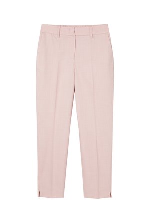 Pantaloni croiți de culoare roz deschis, cu bucle pentru curea, pliuri frontale și mici tăieturi laterale la tiv, prezentați pe o suprafață plată, pe fundal alb.
