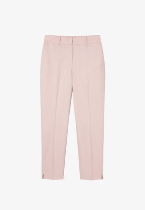 Pantaloni croiți de culoare roz deschis, cu bucle pentru curea, pliuri frontale și mici tăieturi laterale la tiv, prezentați pe o suprafață plată, pe fundal alb.