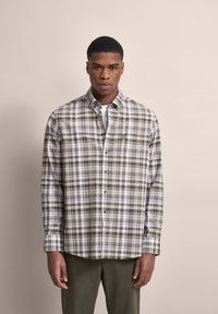 Kariertes Hemd in Beige, Braun und Weiß. Button-down-Kragen, lange Ärmel und eine einzelne Brusttasche. Aus einem leichten Stoff gefertigt.