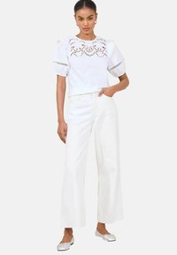 Unausgewählt, white