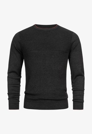 Tummanharmaa neulepusero, jossa on teksturoitu yläpaneeli, pyöreä kaula-aukko ja erottuva punainen vuorikangas kaula-aukolla. Tiukat hihansuut ja helma.