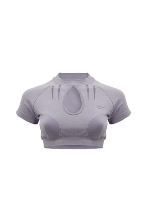 Hellviolettes kurzes Crop-Top mit kurzen Ärmeln, geripptem Rundhalsausschnitt, Ausschnitt in Tropfenform vorne und Belüftungsschlitzen oberhalb der Brust.