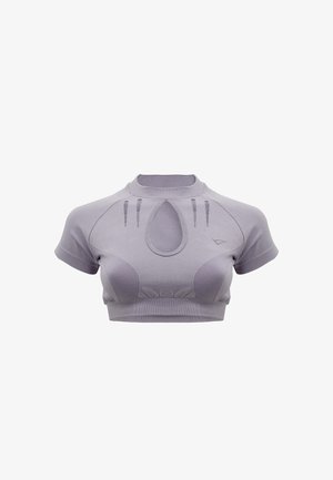 Hellviolettes kurzes Crop-Top mit kurzen Ärmeln, geripptem Rundhalsausschnitt, Ausschnitt in Tropfenform vorne und Belüftungsschlitzen oberhalb der Brust.