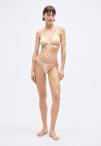 Σετ μπικίνι με κίτρινο και ροζ μοτίβο παϊέτας. Το τοπ διαθέτει ρυθμιζόμενα κορδόνια, ενώ το κάτω μέρος έχει δεσίματα στα πλάγια και χαμηλή μέση.