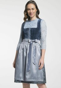 Traditionele kleding met een blauw geborduurd lijfje, kanten mouwen en een grijze satijnen rok, met een gestrikt tailleband en bloemmotieven.
