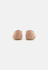 Zachte roze suède ballerina's met een ronde neus, minimale stiksels en een gladde, matte textuur. Plat rubberen zool voor comfort.