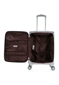 Maleta rígida plateada con cuatro ruedas, que cuenta con un interior marrón, múltiples bolsillos con cremallera y correas de tela para asegurar los objetos.