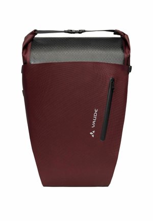 Zaino bordeaux con chiusura a rotolo, tracolla nera regolabile, tasca frontale verticale con cerniera e logo del marchio riflettente su sfondo bianco.