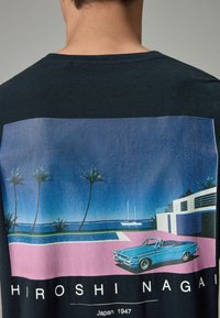 Next HOKUSAI THE GREAT WAVE LICENSE STANDARD - Trükipildiga T-särk - hiroshi nagai car navy blue
