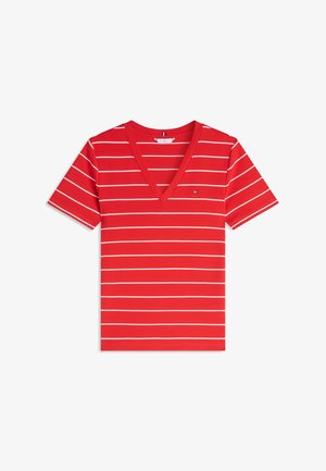 Camiseta roja de manga corta con cuello en V, con finas rayas horizontales blancas y un pequeño logo bordado en el pecho izquierdo.