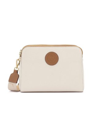 Krémová obdĺžniková kabelka cez rameno so zlatým zipsom, hnedou okrúhlou nášivkou s logom a nastaviteľným béžovým popruhom s hnedými koženými detailmi.