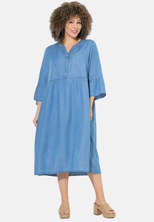 Jeanskleid mit leichter Textur, halben Ärmeln, durchgehender Knopfleiste und gerafftem Taillenbereich, mit einer lockeren A-Linien-Silhouette.