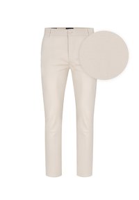 Jasnobeżowe dopasowane spodnie wykonane z gładkiego, delikatnie teksturowanego materiału, z zapięciem na guziki z przodu oraz prostymi nogawkami. Widoczny akcent w postaci detalu wzoru.