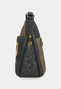 Borsa in pelle sintetica nera e marrone con forma triangolare, chiusura con zip e dettagli in metallo color oro. Superfici e pattern testurizzati visibili.