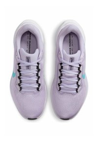 Las zapatillas de correr Nike de color púrpura claro presentan una parte superior de malla, un sistema de cordones negro y un acento en forma de s swoosh en turquesa a cada lado. Tienen una punta redondeada.