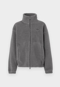 Giacca in fleece grigia con collo alto, zip frontale completa, tasche laterali e logo nero sul petto. Tessuto morbido, vestibilità rilassata.