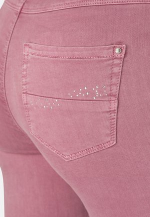 Rosa Jeans aus Denim verfügen über eine Gesäßtasche mit einem dezenten Strassdesign darüber. Der Stoff sieht glatt und elastisch aus.