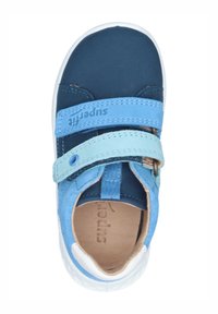 Blauer Kinderschuh in verschiedenen Schattierungen, mit einem Klettverschluss, aus weichem Wildleder, abgerundeter Zehenform und einer weißen Gummisohle.