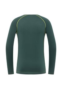Chemise à manches longues de couleur vert foncé avec un tissu texturé, présentant des coutures contrastantes jaunes le long des coutures et un col rond.
