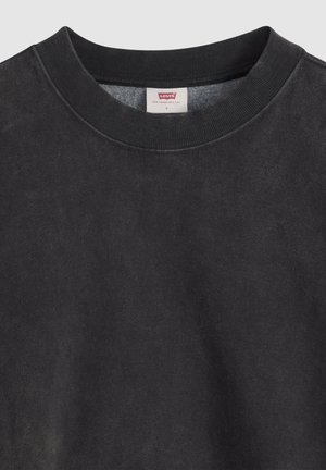 Czarna bluza z crew neck z prążkowanym kołnierzem i naszywką Levi's wszytą wewnątrz karku, rozmiar mały.