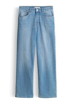 Jean en denim bleu clair avec une coupe droite, fermeture avant par bouton et fermeture éclair, et style à cinq poches.