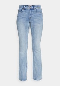 Jeans de mezclilla azul claro con cintura de media altura, diseño de pierna recta, estilo de cinco bolsillos y detalles de desvanecimiento sutil.