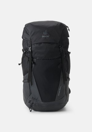 Čierny batoh s textúrovaným povrchom, nastaviteľnými popruhmi, prednými vreckami a bočným sťahovaním. Obsahuje logo "deuter" a štítok "FUTURA PRO 36".
