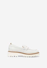 Mocassins en cuir blanc avec un détail de couture surélevé, dotés d'une semelle texturée et d'un bord contrastant en brun.