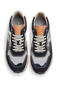 Marinblå och grå mocka- och mesh-sneakers med en krämfärgad gummisula, som har beige detaljer, runda skosnören och en märkt läderetikett vid tungan.