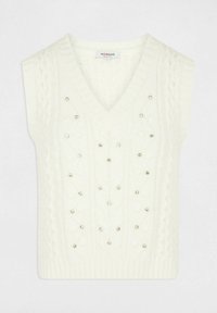 Gilet bianco a maniche corte con scollatura a V, lavorato a maglia con motivo a treccia, decorato con piccoli borchie d'argento distribuite uniformemente sul davanti.