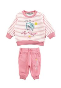 Sweat-shirt rayé rose avec graphique de dessin animé et texte ; pantalon de survêtement rose uni assorti avec poches latérales et poignets élastiques.