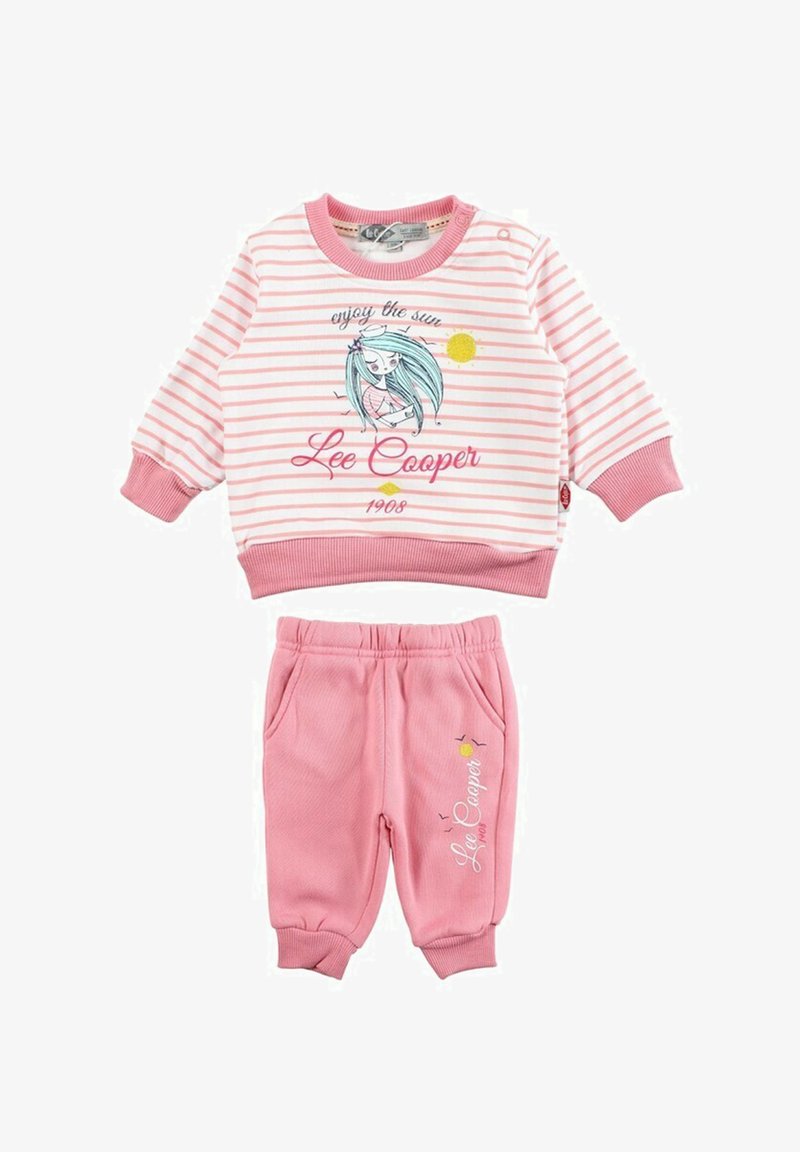 Sweat-shirt rayé rose avec graphique de dessin animé et texte ; pantalon de survêtement rose uni assorti avec poches latérales et poignets élastiques.